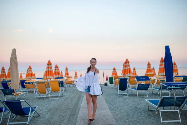 Jovem mulher desfrutando do dia de verão na praia ao pôr do sol. Férias na praia na Europa — Fotografia de Stock