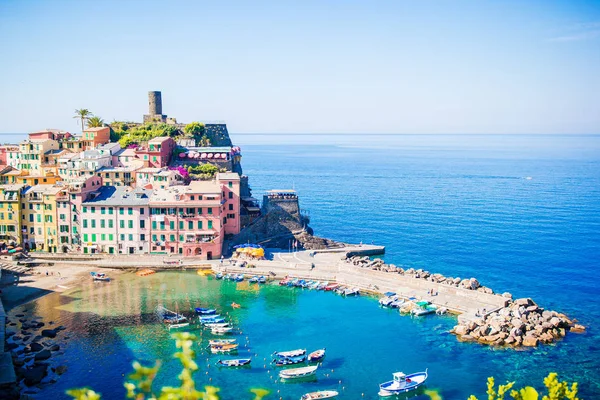 Bella vista di Vernazza dall'alto. Uno dei cinque famosi borghi colorati del Parco Nazionale delle Cinque Terre in Italia — Foto Stock