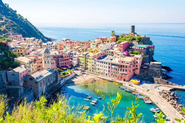 Prachtig uitzicht op Vernazza van bovenaf. Een van de vijf beroemde kleurrijke dorpjes van de Cinque Terre National Park in Italië — Stockfoto
