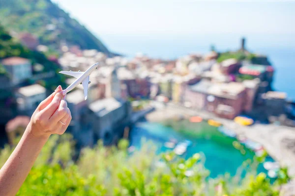 Closeup klein speelgoed vliegtuig Modelachtergrond van mooie Vernazza, Cinque Terre in Italië, Europa — Stockfoto