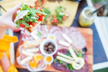 Lezzetli İtalyan snack. Taze bruschettes, peynir ve et Manarola, İtalya için muhteşem manzaralı açık Cafe gemide