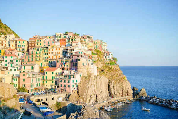 Vue imprenable sur le magnifique et confortable village de Manarola au coucher du soleil. Ligurie région populaire de Italie . — Photo