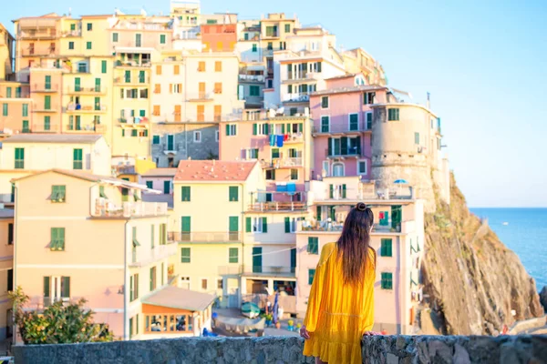 Młoda kobieta z widokiem na niesamowitą wioskę Manarola, Cinque Terre, Włochy. Urlop europejski. — Zdjęcie stockowe