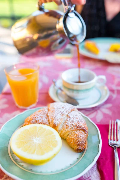 Tasty traditional appetizing yummy breakfast at the restaraunt outdoors. Fresh coffee and croissant — Stock Photo, Image