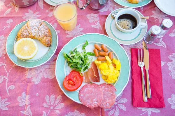 Leckeres traditionelles leckeres Frühstück im Restaurant im Freien. frischer Kaffee und Croissant — Stockfoto