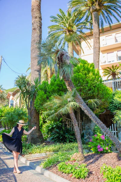 Jovem no resort de luxo em férias de verão em Cinque Terre, Itália — Fotografia de Stock