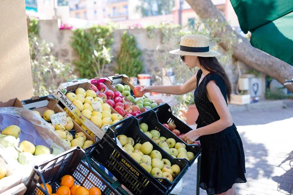 Femme achetant des fruits et légumes au marché de plein air des agriculteurs. Portrait de jeune femme faisant du shopping pour un mode de vie sain . — Photo