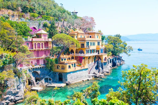 Güzel Yalı Portofino, Liguria, İtalya için renkli evleriyle. Yaz çarpıcı manzara.