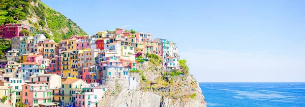 Panoramaof increíble vista de la hermosa y acogedora aldea de Manarola en la Reserva Cinque Terre. Liguria región de Italia . —  Fotos de Stock