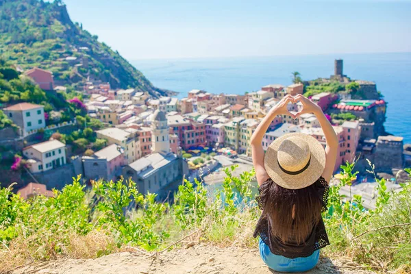 Jonge vrouw met handen hart vorm op de oude kuststad achtergrond van Vernazza, Cinque Terre National Park. Europese vakantie. — Stockfoto
