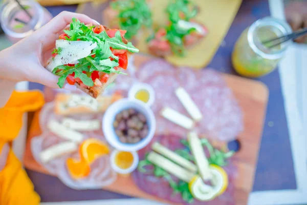 イタリア料理。新鮮な bruschettes、チーズ、Manarola, イタリアの素晴らしい景色と屋外カフェで基板の肉 — ストック写真