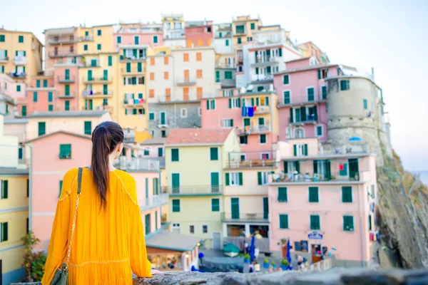 Widok z młoda kobieta tło wspaniałe wioski z tyłu. Turysta patrząc na malownicze widoki Manarola w regionie Cinque Terre, Liguria, Włochy — Zdjęcie stockowe