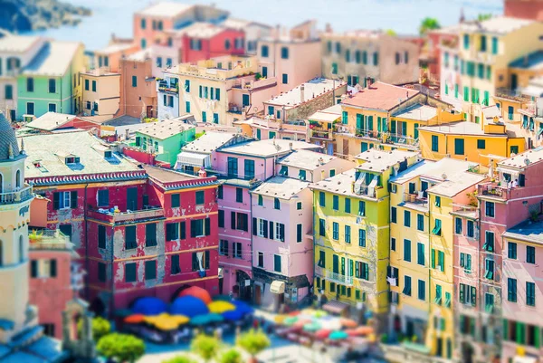 Vernazza şehrin mimarisi üzerinde görüntüleyin. Vernazza Cinque Terre, taly en popüler eski köyde biridir