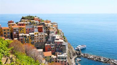 Manarola köy mimarisi üzerinde görüntüleyin. Güzel bir şehir Cinque Terre en popüler eski köyde biridir. Ağır çekim