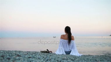 Mutlu kadın Monterosso, Cinque Terre İtalya Avrupa plajında. Ağır çekim