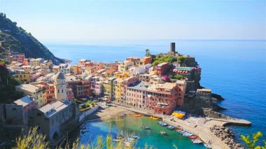 Vernazza yukarıdan güzel manzarasına. Bir beş ünlü renkli köyleri, Cinque Terre Milli Parkı İtalya. Ağır çekim