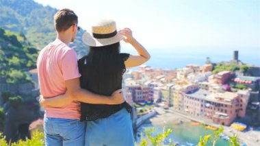 Vernazza, eski kıyı kenti arka plan görünümünü ile mutlu bir aile Cinque Terre Milli Parkı, Liguria, İtalya, Europe