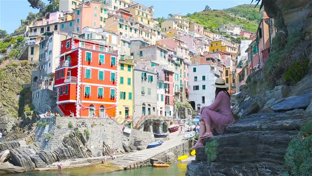 Jeune femme avec belle vue au vieux village Riomaggiore, Cinque Terre, Ligurie, Italie. Vacances italiennes européennes . — Video