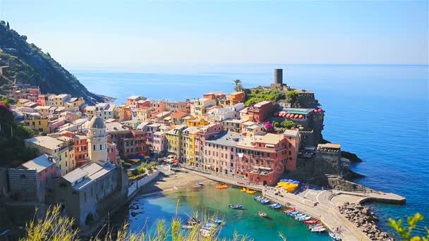 Piękny widok Vernazza z góry. Jeden z pięciu słynnych kolorowe wiosek Cinque Terre National Park w Włochy. Zwolnionym tempie — Wideo stockowe