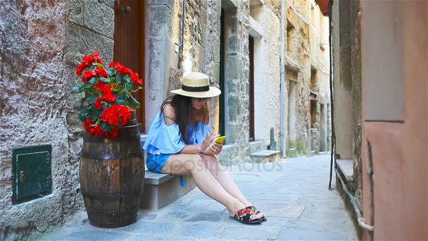 Krásná šťastná žena na evropské dovolenou v Cinque Terre. Mladý bělošský turistické pořizování selfie v staré ulice — Stock video
