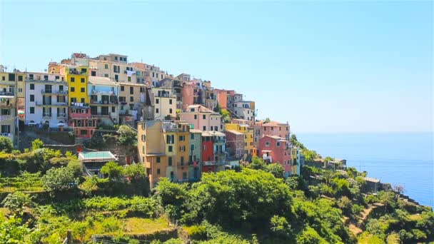 Schöne Aussicht auf Corniglia von oben. eines von fünf berühmten farbenfrohen Dörfern des Cinque Terre Nationalparks in Italien — Stockvideo