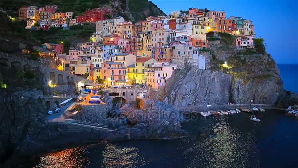 Stunning view of the beautiful and cozy village of Manarola in the Cinque Terre Reserve at sunset. Liguria region of Italy. SLOW MOTION — Stock Video