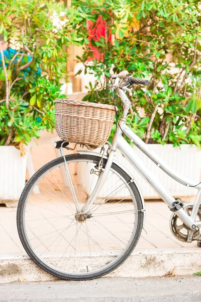 Piękny biały vintage rowerów w pobliżu domu na ulicy włoski — Zdjęcie stockowe