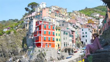 Eski köy Riomaggiore, Cinque Terre, Liguria, İtalya, muhteşem manzaralı genç güzel kadın. Avrupa İtalyan tatil.