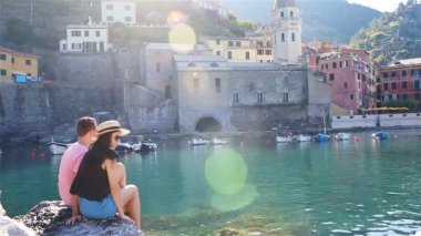 Genç çift bir kayaya Cinque Terre yedekte bir koyda. Muhteşem doğa ve temiz hava