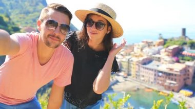 Mutlu aile selfie eski kıyı kenti arka plan Vernazza, manzaralı alarak Cinque Terre Milli Parkı, Liguria, İtalya, Europe