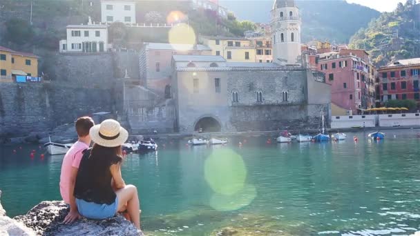 Pareja joven en una cala en una roca en la Reserva Cinque Terre. Impresionante naturaleza y aire fresco — Vídeo de stock