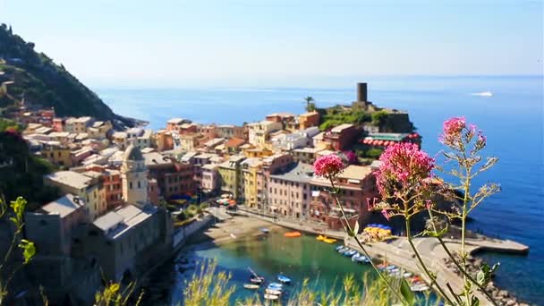 Krásný pohled na staré Vernazza shora. Jedna z pěti slavných vesničkami a důstojnými dominantami národního parku Cinque Terre v Itálii. — Stock video