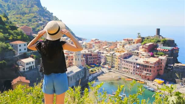 Jonge vrouw met prachtig uitzicht op de oude dorp in Cinque Terre, Ligurië, Italië. Europese Italiaanse vakantie. — Stockvideo