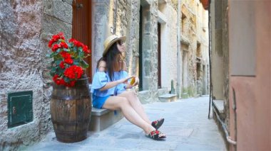 Cinque Terre Avrupa tatil mutlu kadın. Eski Caddesi'nde yürüyen genç beyaz turizm