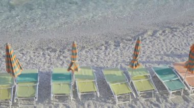 Şezlong ve şemsiye güzel Avrupa deniz kıyısı Monterosso İtalya, Cinque Terre, Liguria