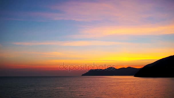 Varázslatos naplemente és a sziklás tengerparton, a Cinque Terre Nemzeti Park, Liguria, Olaszország, Európa — Stock videók
