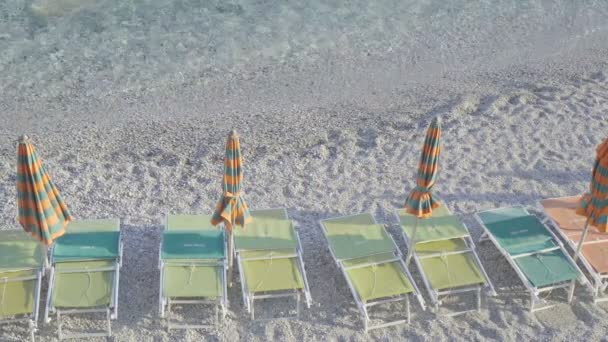 Sunbeds and umbrellas at beautiful european seashore in Monterosso in Italy, Cinque Terre, Liguria — Stock Video