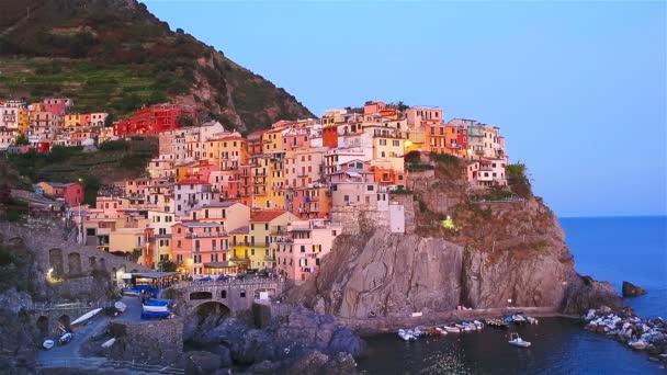 Impresionante vista del hermoso y acogedor pueblo de Manarola en la Reserva Cinque Terre al atardecer. Liguria región de Italia. MOCIÓN LENTA — Vídeo de stock