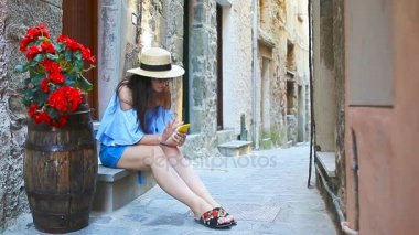 Cinque Terre Avrupa tatilde güzel mutlu kadın. Selfie eski sokak alarak genç beyaz turizm