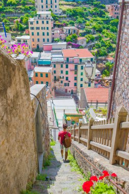Cinque Terre tatillerde turistik genç adam. Vernazza eski Street dolaşan genç beyaz adam