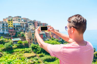 Genç adam alarak selfie arka plan güzel eski İtalyanca Köyü, Cinque Terre, Liguria, İtalya