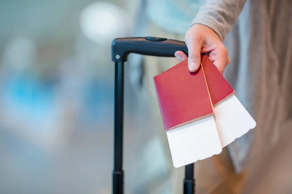 Närbild av pass och boardingkort i manliga händer på flygplats — Stockfoto