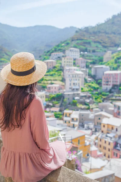 Hermosa mujer con una vista increíble del pueblo italiano en la antigua calle en Cinque Terre, Italia —  Fotos de Stock