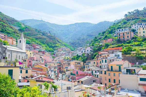 Vista sull'architettura del paese di Riomaggiore. Riomaggiore è uno dei borghi più famosi delle Cinque Terre, taly — Foto Stock