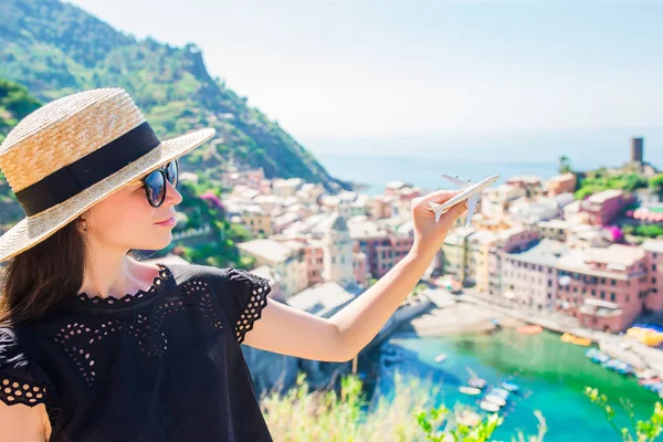 Jong meisje met kleine speelgoed model vliegtuig achtergrond van prachtige Vernazza, Cinque Terre in Italië, Europa — Stockfoto