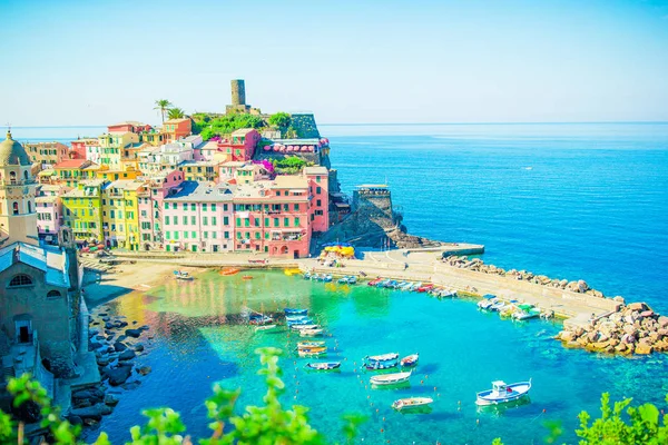 Linda Vernazza em Cinque Terre. Uma das cinco famosas aldeias coloridas do Parque Nacional Cinque Terre, na Itália — Fotografia de Stock
