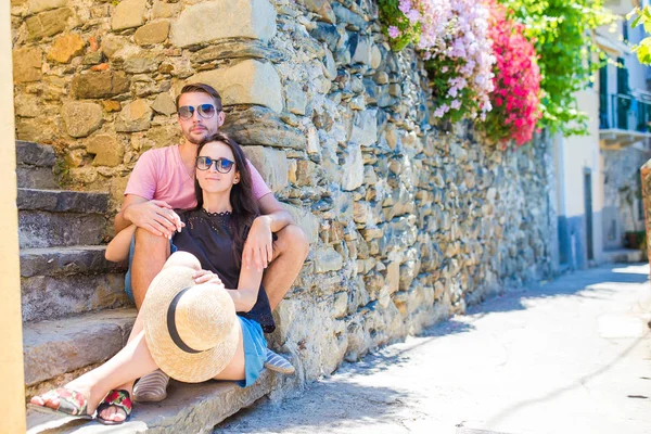 Pareja de turistas jóvenes que viajan en vacaciones europeas al aire libre en vacaciones italianas en Cinque Terre — Foto de Stock
