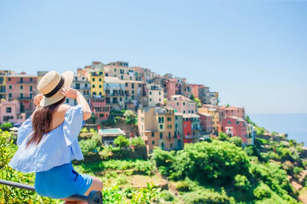 Mujer joven con hermosa vista en el antiguo pueblo de Cinque Terre, Liguria, Italia. Vacaciones italianas europeas . —  Fotos de Stock