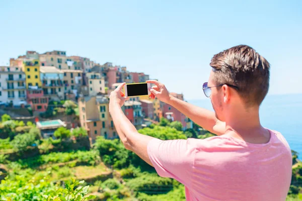 Jovem tomando selfie fundo bonita antiga aldeia italiana, Cinque Terre, Ligúria, Itália — Fotografia de Stock