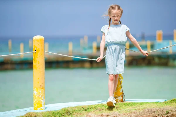 Adorable little girl at tropical resort during summer vacation — Stock Photo, Image